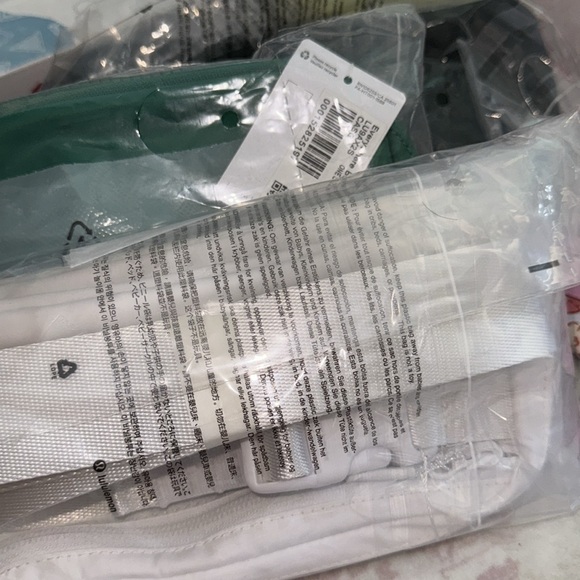 lululemon belt bag wear everywhere in white - Picture 10 of 10